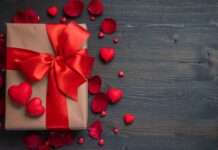 Dia dos Namorados deve levar mais de 100 milhões de consumidores às compras gift with a red ribbon