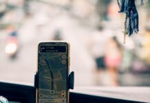 Crédito para motoristas de app e taxistas começa na sexta-feira car dashboard with gps and music interface