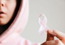 Um quarto dos brasileiros não sabe que o câncer pode ser prevenido; consciência sobre alguns fatores de riso é baixa woman holding pink ribbon
