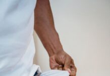 Inadimplência: mais de 75 milhões de consumidores terminaram maio com o nome sujo a person in white shirt and blue denim jeans