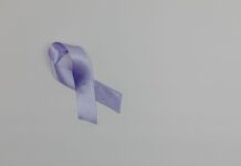 Junho Violeta: palestra aborda conscientização e combate à violência contra a pessoa idosa em Lucas do Rio Verde cancer ribbon on white surface