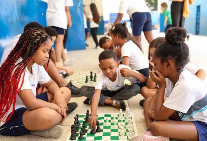 11 Em um ano, mais de 90% das escolas restringiram uso de celulares