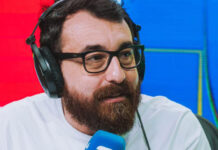 Narrador da CazéTV reage após receber nota zero de coluna do jornal O Globo