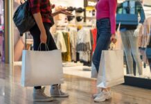Liquida Centro começa nesta sexta-feira com expectativa de aumentar vendas em até 30% em Cuiabá two people holding gray paper bags