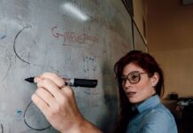 Professores podem inscrever projetos para a Olimpíada da Saúde e Meio Ambiente até o dia 20 female teacher writing on whiteboard in buenos aires