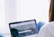 Brasil tem quase 169 milhões de usuários de internet; 95% dos domicílios estão conectados person in blue denim jeans using laptop