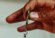 Comprar imóveis residenciais no Brasil ficou quase 2,5% mais caro no primeiro semestre person holding a key